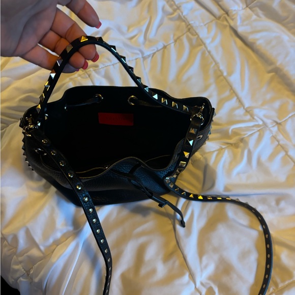 I have used this bag twice! Perfect party bag or a small bag for on the go! - Picture 6 of 9
